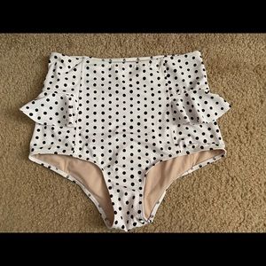 Kortnie Jeane EUC Ruffle Around Bottoms